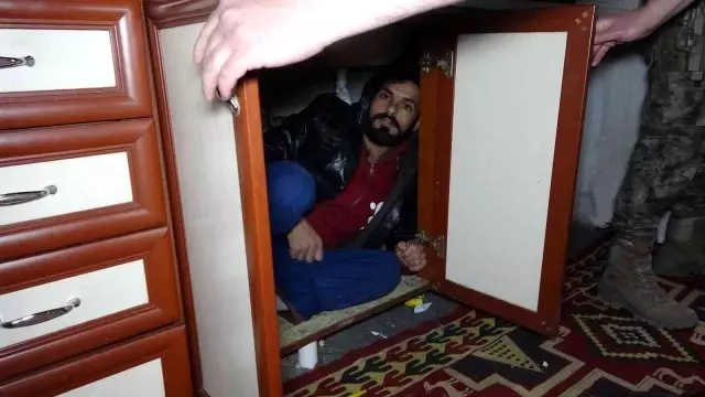 Van'da düzensiz göçmen operasyonu! Kimi tavan arasına, kimi dolaba saklandı
