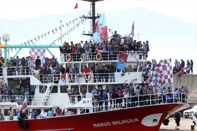 Trabzon'da büyük çılgınlık! Şampiyon, mabedine denizden çıkarma yaptı