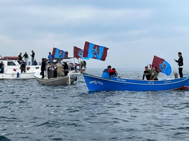 Trabzon'da büyük çılgınlık! Şampiyon, mabedine denizden çıkarma yaptı