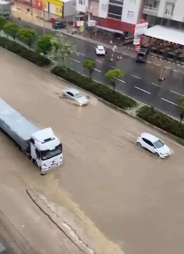 Ankara'da sağanak yağış sonrası yolları su bastı, vatandaşlar zor anlar yaşadı