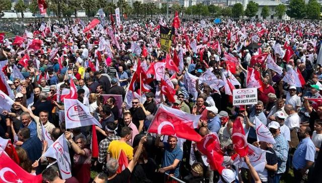 Emeklilikte yaşa takılan binlerce vatandaş bugün Maltepe'deki mitinge akın etti