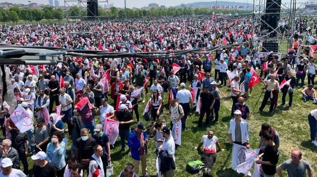 Emeklilikte yaşa takılan binlerce vatandaş bugün Maltepe'deki mitinge akın etti