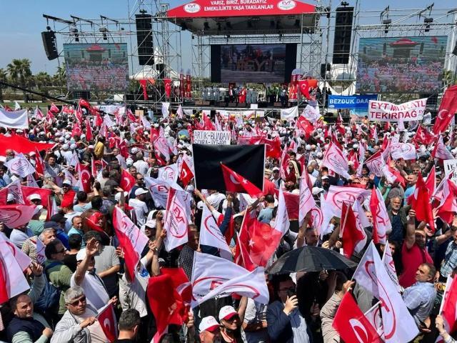 Emeklilikte yaşa takılan binlerce vatandaş bugün Maltepe'deki mitinge akın etti