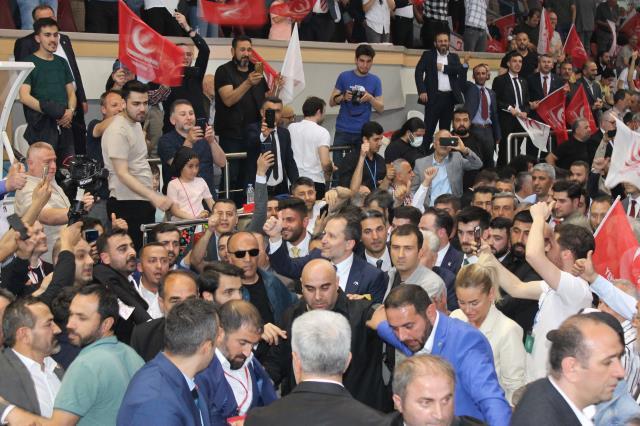 Fatih Erbakan'ın da katıldığı kongrede il başkanı 'Oyumuz yüzde 13.4' dedi, salon yıkıldı