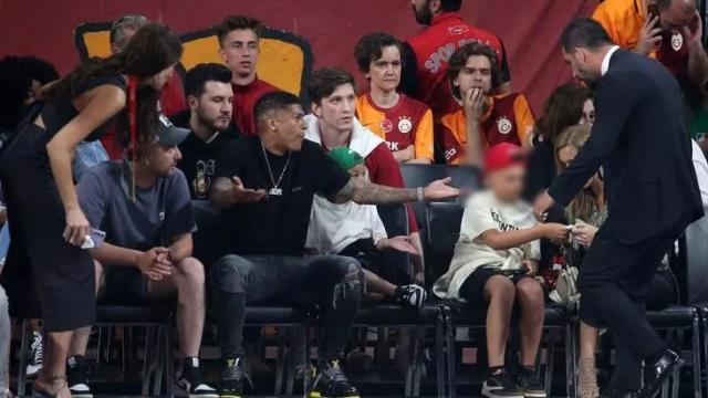Galatasaray'ın maçında olay çıktı! Yıldız futbolcu tribünden çocuğuna madde atılınca çıldırdı Galatasaray'ın maçında olay çıktı! Yıldız futbolcu tribünden çocuğuna madde atılınca çıldırdı