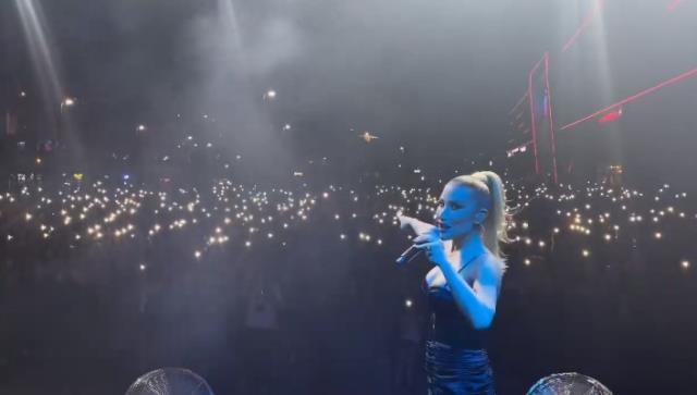 İrem Derici konserinde kavga çıktı, bariyerler havada uçuştu