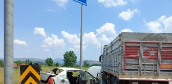 Manisa'da kamyonla otomobilin çarpıştığı kazada 2 kişi öldü, 2 kişi yaralandı