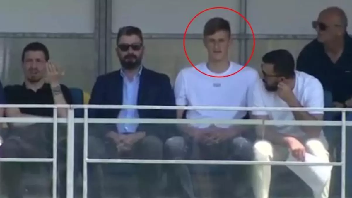 Mert Hakan ile arkadaş oldu bile! Fenerbahçe'nin yeni transferi tribünde yerini aldı