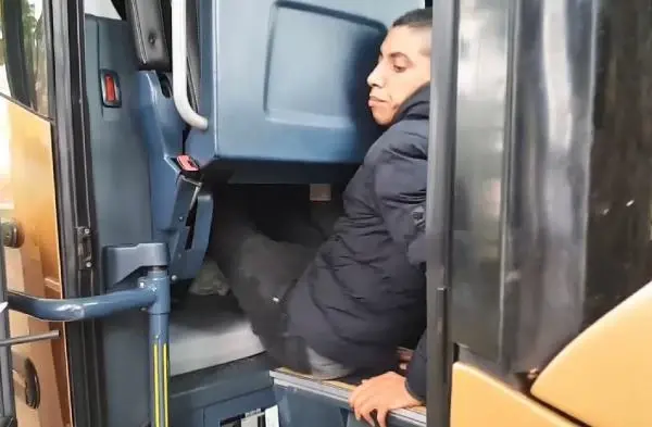 OTOBÜSÜN 1 METREKARELİK DOLABINDAN 3 KAÇAK GÖÇMEN ÇIKTI