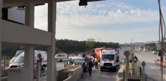 Sancaktepe'de beton bariyere çarpan araçtaki 2 kişi ağır yaralandı