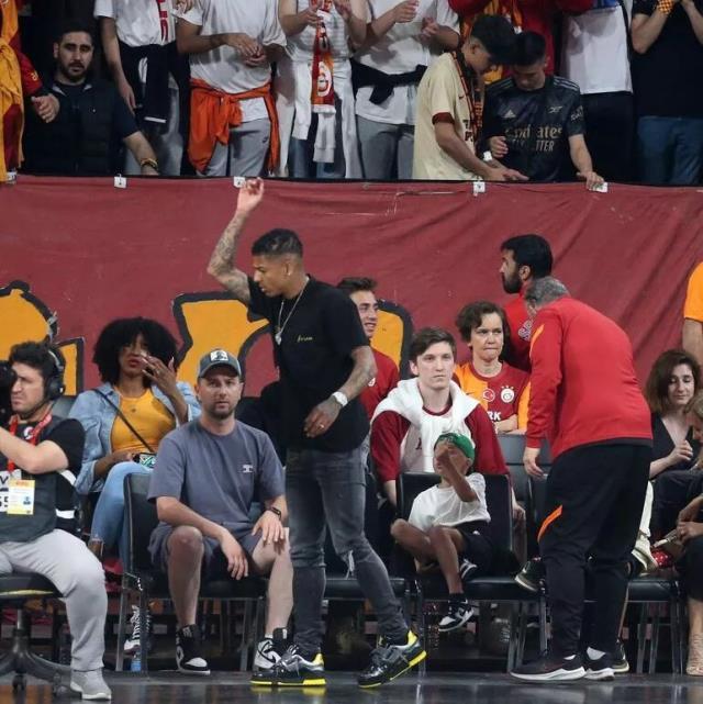 Sinan Erdem'de olay çıktı! Galatasaray'ın yıldızı tribünden çocuğuna madde gelince çıldırdı Sinan Erdem'de olay çıktı! Galatasaray'ın yıldızı tribünden çocuğuna madde gelince çıldırdı