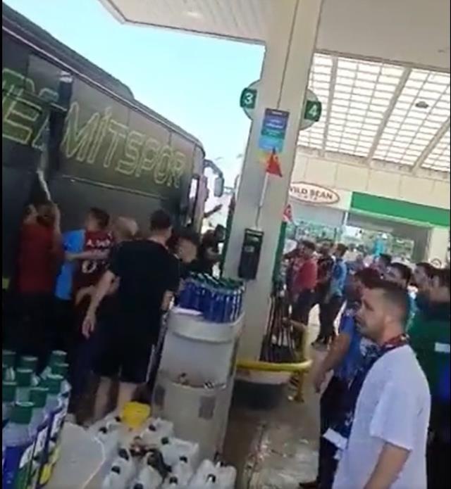 Trabzonspor taraftarı çoluk çocuk dinlemedi! Fenerbahçelilerin olduğu otobüsün içine yangın tüpü sıktılar