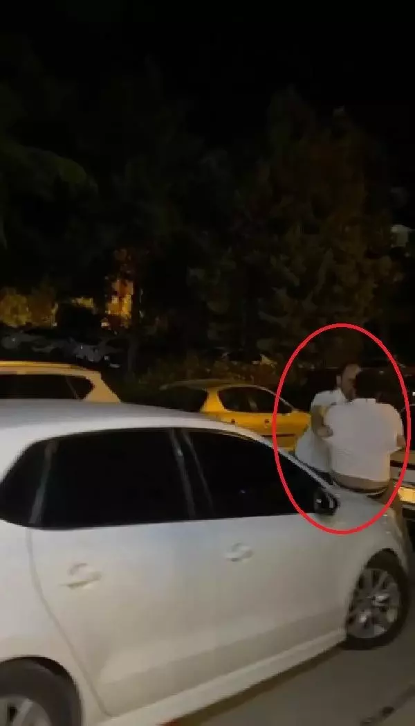 Yanındaki kadını sokak ortasında darbeden kişiyi tekme tokat dövdüler Yanındaki kadını sokak ortasında darbeden kişiyi tekme tokat dövdüler