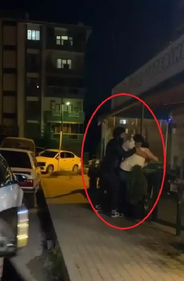 Yanındaki kadını sokak ortasında darbeden kişiyi tekme tokat dövdüler