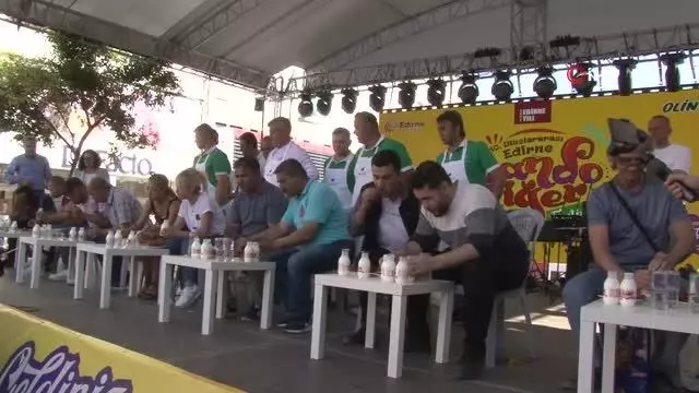 Edirne'deki acı biber yeme yarışmasının kazananına ağırlığınca ayçiçek yağı verildi