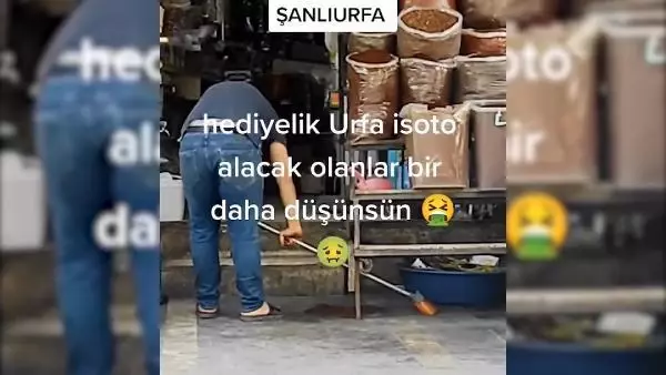 Şanlıurfa'da yere dökülen biberleri satan esnafa 8 bin 500 lira para cezası verildi Şanlıurfa'da yere dökülen biberleri satan esnafa 8 bin 500 lira para cezası verildi