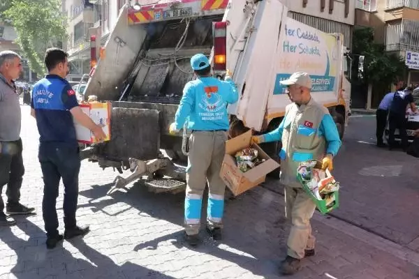 Şanlıurfa'da yere dökülen biberleri satan esnafa 8 bin 500 lira para cezası verildi Şanlıurfa'da yere dökülen biberleri satan esnafa 8 bin 500 lira para cezası verildi