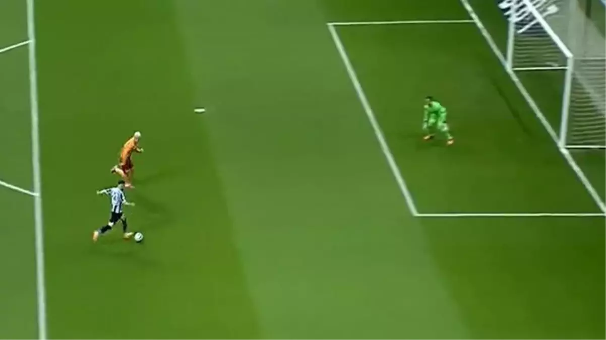 Yeni sezonda formasını giyeceği Galatasaray'a gol attı, sevinmedi! Tribünde kıyamet koptu