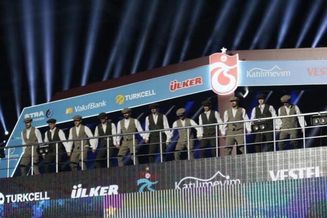 Demet Akalın, Kulüp şarkısıyla Trabzonspor taraftarlarını coşturdu Demet Akalın, Kulüp şarkısıyla Trabzonspor taraftarlarını coşturdu