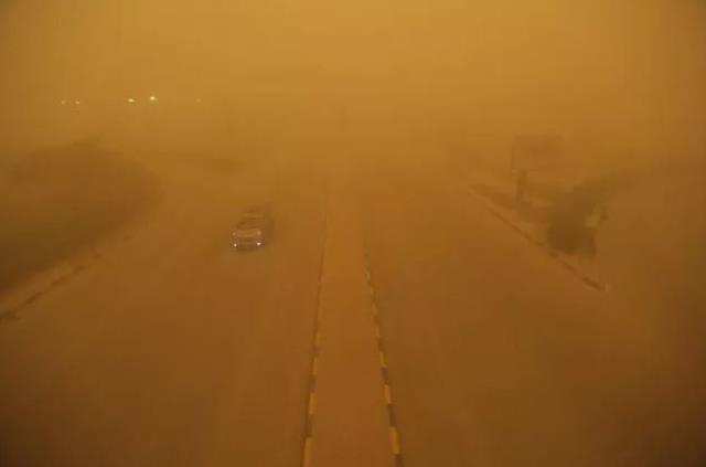 Irak'ta kum fırtınası nedeniyle hayat durdu! 2 bin kişi hastaneye kaldırıldı, uçuşlar askıya alındı