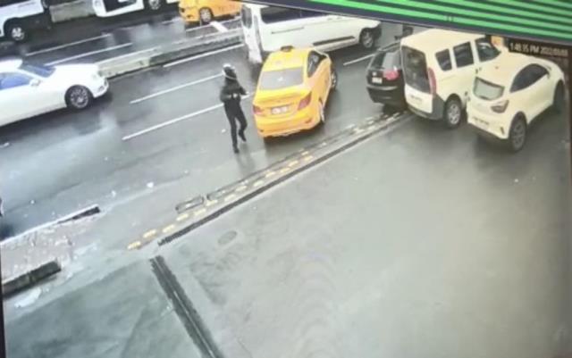 İstanbul Beyoğlu'nda motosiklet kasklı kişi güpegündüz kurşun yağdırdı!