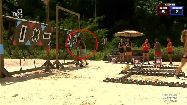 Survivor'da sinirler gerildi! Dokunulmazlık oyununda sayı kaybeden Nisa, parkura kafa attı Survivor'da sinirler gerildi! Dokunulmazlık oyununda sayı kaybeden Nisa, parkura kafa attı