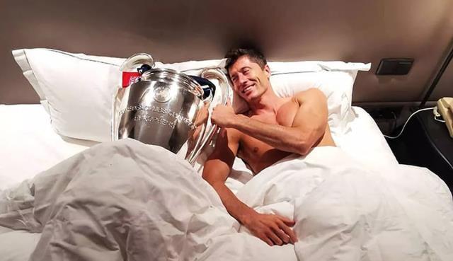 Trabzonsporlu futbolculardan yatakta kupa pozu Trabzonsporlu futbolculardan yatakta kupa pozu