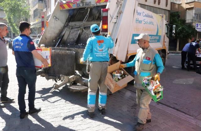 Yere dökülen isotları yeniden satışa sunan esnafın dükkanında tarihi geçmiş 4 bin 120 ürün bulundu Yere dökülen isotları yeniden satışa sunan esnafın dükkanında tarihi geçmiş 4 bin 120 ürün bulundu