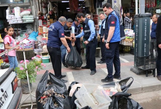 Yere dökülen isotları yeniden satışa sunan esnafın dükkanında tarihi geçmiş 4 bin 120 ürün bulundu Yere dökülen isotları yeniden satışa sunan esnafın dükkanında tarihi geçmiş 4 bin 120 ürün bulundu