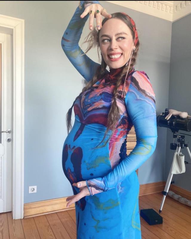 6 aylık hamile Demet Evgar, kına gecesi yapıp göbek attı