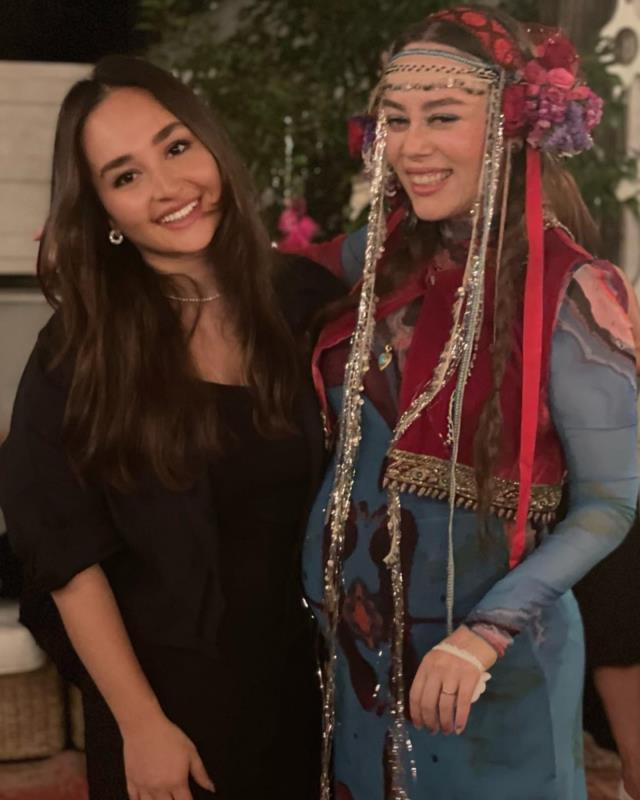 6 aylık hamile Demet Evgar, kına gecesi yapıp göbek attı