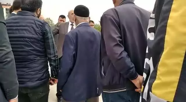 AK Partili İl Başkanı temel atma töreninde vatandaşla tartıştı: Hadsizlik yapma, akıllı ol