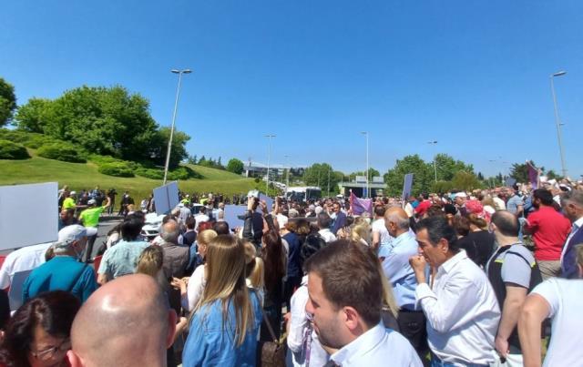 Canan Kaftancıoğlu ve CHP heyeti, Atatürk Havalimanı'nda! Polis girişlere izin vermedi, ortalık bir anda karıştı Canan Kaftancıoğlu ve CHP heyeti, Atatürk Havalimanı'nda! Polis girişlere izin vermedi, ortalık bir anda karıştı