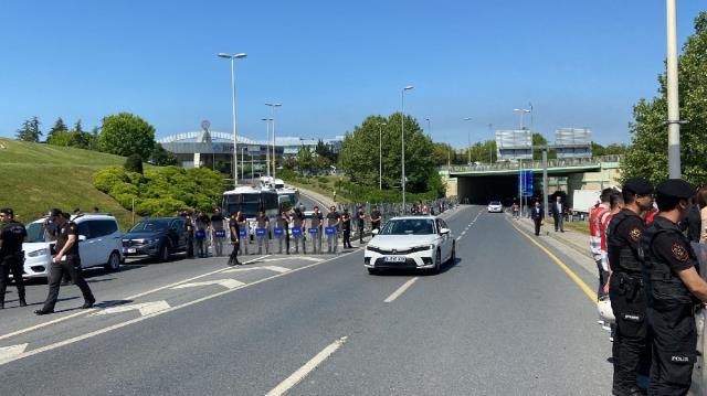 Canan Kaftancıoğlu ve CHP heyeti, Atatürk Havalimanı'nda! Polis girişlere izin vermedi, ortalık bir anda karıştı Canan Kaftancıoğlu ve CHP heyeti, Atatürk Havalimanı'nda! Polis girişlere izin vermedi, ortalık bir anda karıştı