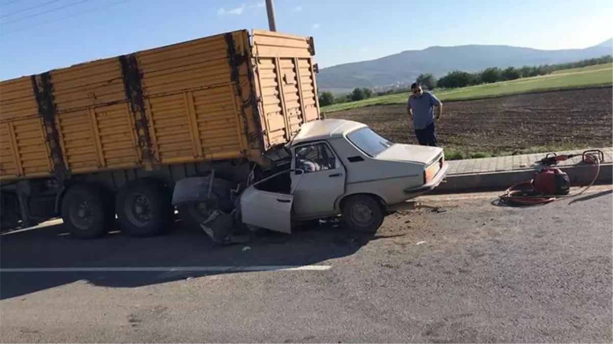 Denizli'de tıra arkadan çarpan otomobilde anne ve baba öldü, 5 yaşındaki çocukları yaralı kurtuldu