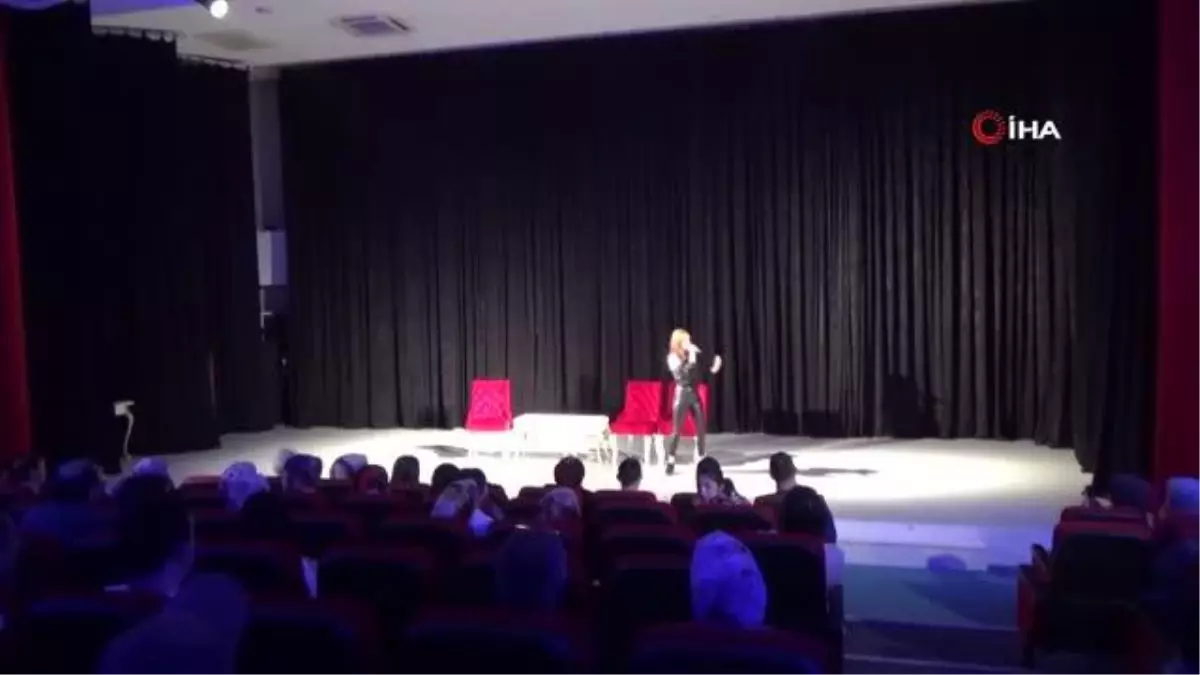 Görme engelli bireyler tiyatro oyunu sergiledi