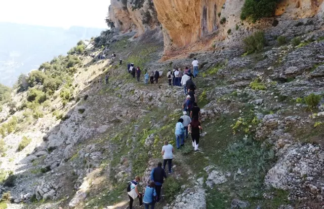 Çoban keçi ararken milattan önceki yazılı tasvirleri buldu, herkes bölgeye akın etti Çoban keçi ararken milattan önceki yazılı tasvirleri buldu, herkes bölgeye akın etti