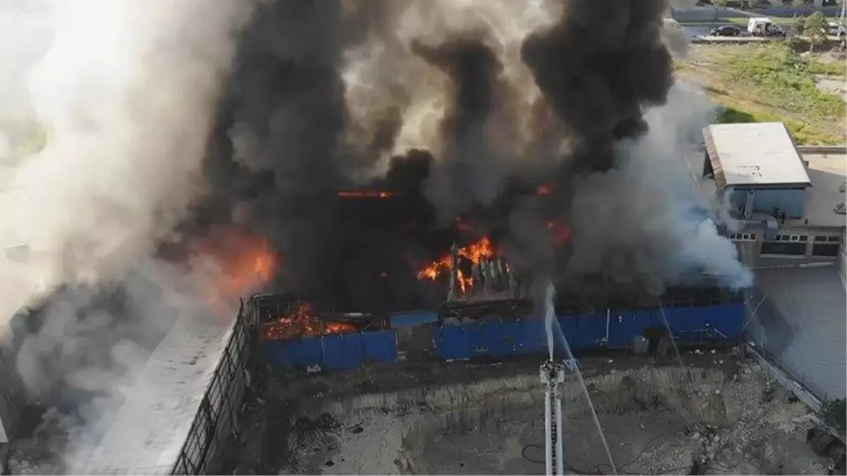 İstanbul'da bir fabrikada çıkan yangın 7 saat sonunda söndürüldü