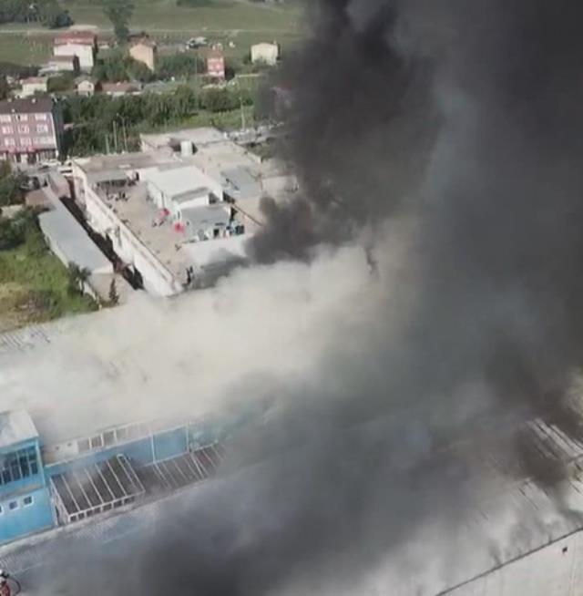 İstanbul'da fabrika yangını! Alevler 3 binaya daha sıçradı, ekipler olay yerinde