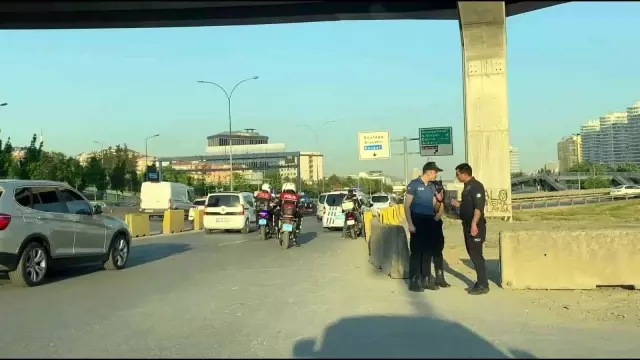 Kadıköy'de vatandaşlar geç gelen İETT aracının önünü kesti Kadıköy'de vatandaşlar geç gelen İETT aracının önünü kesti