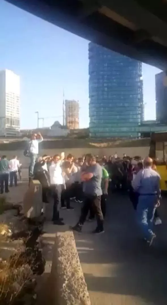 Kadıköy'de vatandaşlar geç gelen İETT aracının önünü kesti Kadıköy'de vatandaşlar geç gelen İETT aracının önünü kesti