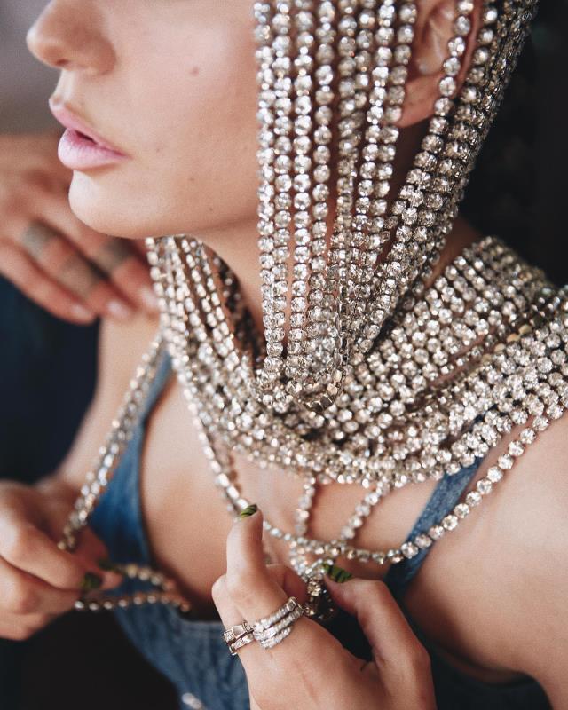 Kıyafet tercihiyle konuşulan Serenay Sarıkaya'nın saç aksesuarı görenleri hayrete düşürdü