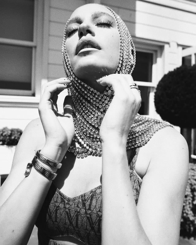 Kıyafet tercihiyle konuşulan Serenay Sarıkaya'nın saç aksesuarı görenleri hayrete düşürdü