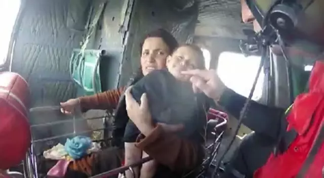 Kucağındaki bebekle Sahil Güvenlik tarafından kurtarıldı Kucağındaki bebekle Sahil Güvenlik tarafından kurtarıldı