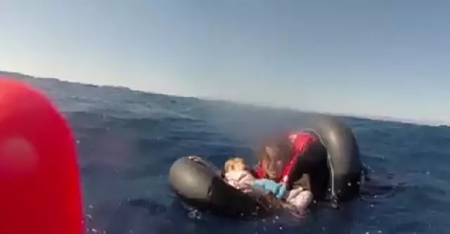 Kucağındaki bebekle Sahil Güvenlik tarafından kurtarıldı Kucağındaki bebekle Sahil Güvenlik tarafından kurtarıldı