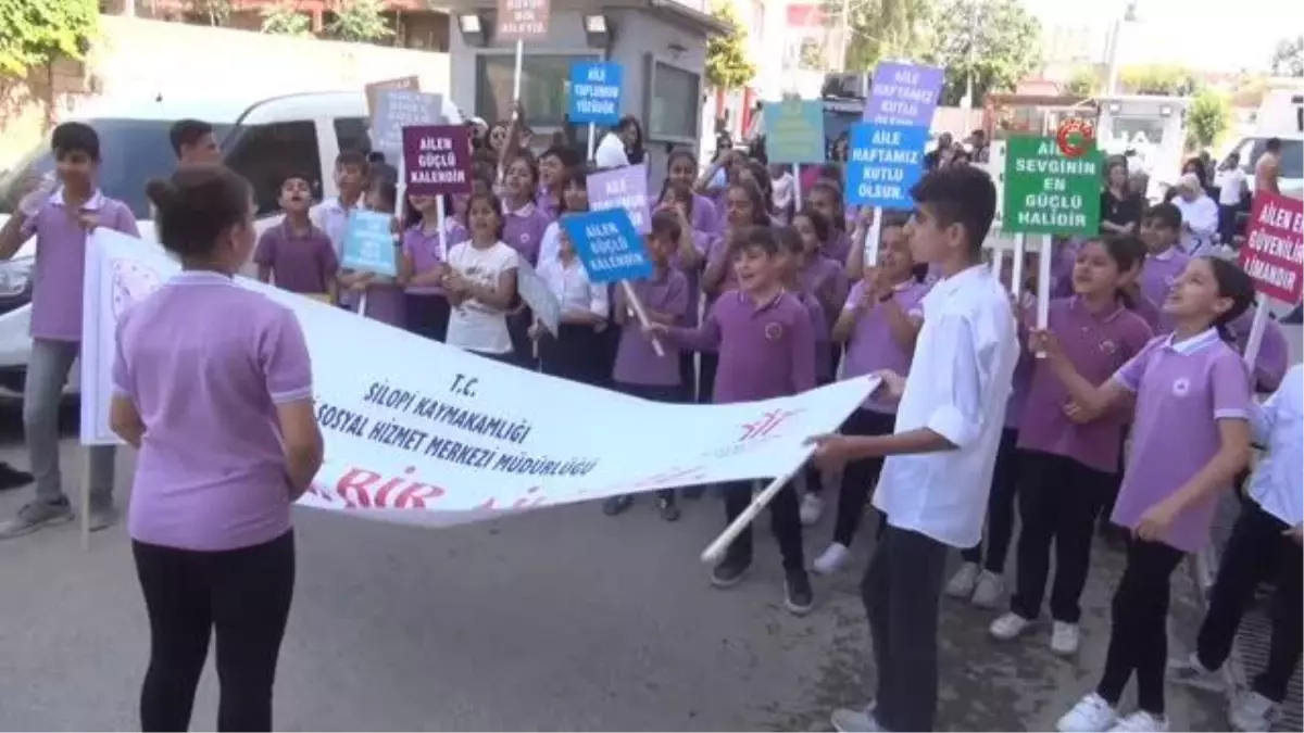 Silopi'de öğrenciler Aile Haftası'nda yürüyüş yaptı