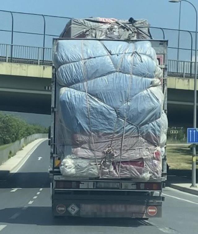 Sultanbeyli'de aşırı yüklü minibüs ve kamyon trafiği hiçe saydı Sultanbeyli'de aşırı yüklü minibüs ve kamyon trafiği hiçe saydı