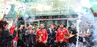 Ankara Büyükşehir'in Olimpiyat Şampiyonu Güreşçilerine Coşkulu Karşılama