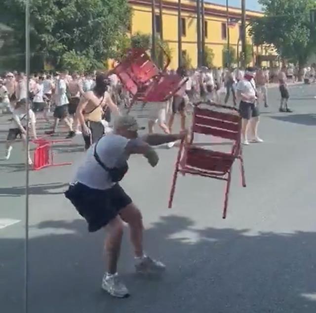 Avrupa'nın göbeğinde görülmemiş barbarlık! Dev final öncesinde birbirlerini bıçakladılar Avrupa'nın göbeğinde görülmemiş barbarlık! Dev final öncesinde birbirlerini bıçakladılar