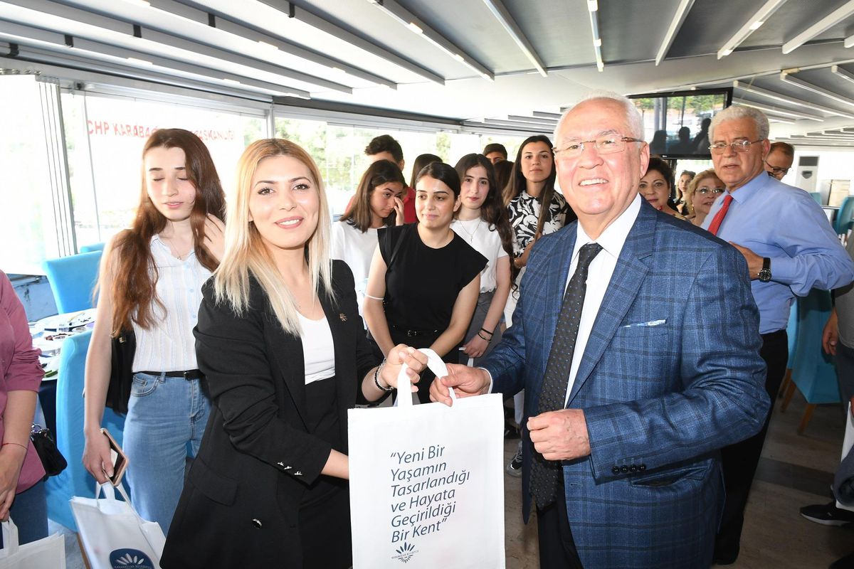 Başkan Selvitopu gençlerle kahvaltıda buluştu